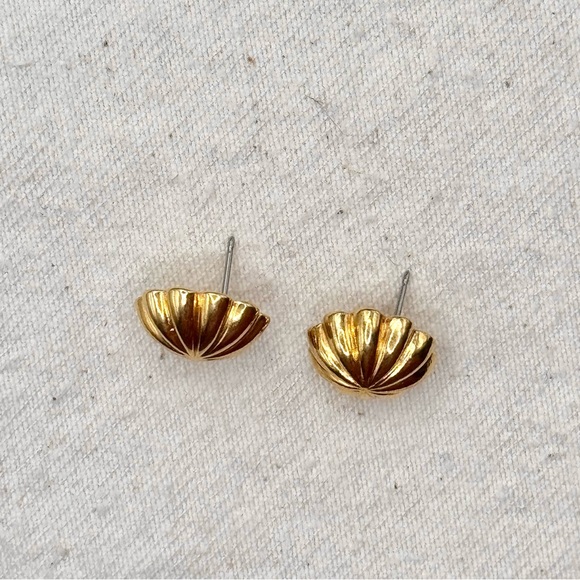 Vintage Gold-toned Floral Stud Earrings - Picture 4 of 5